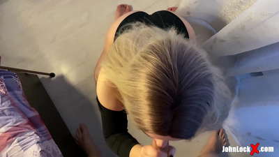 Zrzka kouří péro a šuká nahoru, dostává sperma na zadek